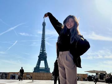 Student at the Eiffel Tower 