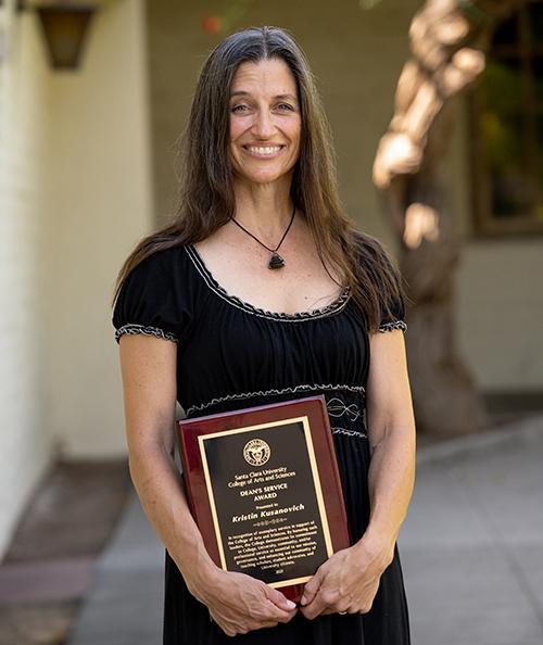 Kristin Kusanovich with her award