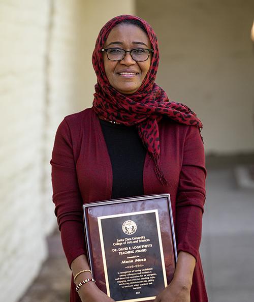 Mona Musa with her award