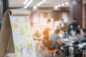 Business people meeting at office and use post it notes to share idea. Nutawat - Adobe Stock