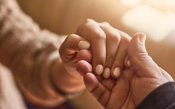 Two people holding hands. U3190523, CC BY-SA 4.0, via Wikimedia Commons.