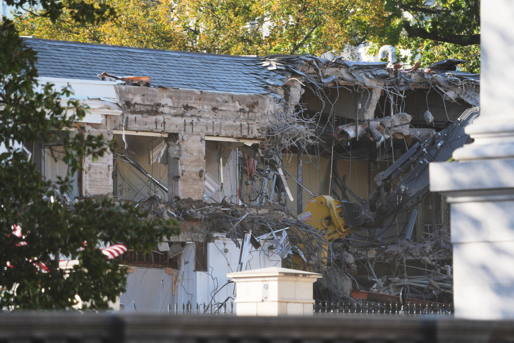 Title: White House Demolition Image ID: 25293751635660 Article:  Work begins on the demolition of a part of the East Wing of the White House, Monday, Oct. 20, 2025, in Washington, before construction of a new ballroom. (AP Photo/Evan Vucci)