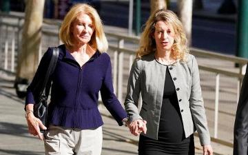 Former Theranos CEO Elizabeth Holmes, right, and her mother, Noel Holmes, arrive at federal court in San Jose, Calif., Thursday, Sept. 1, 2022. (AP Photo;Jeff Chiu)
