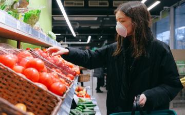 woman-in-face-mask-shopping-in-supermarket