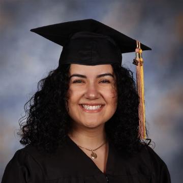 2022 Graduate Carolyn Valencia