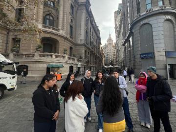 SM25 Chile - Out in the street learning about the history of Chile through the perspective of women