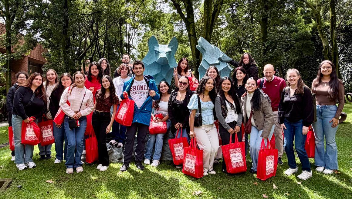 Universidad Iberoamericana Mascot statue of wolves and SCU students in front