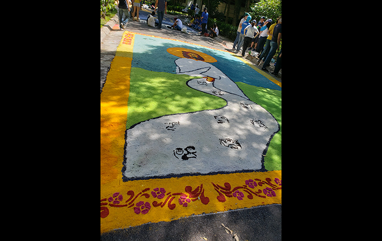 A design in dyed salt that features the faces of the eight victims.