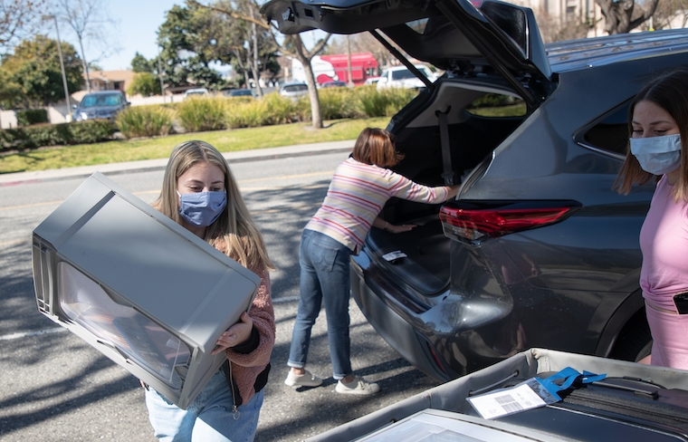 Kate Cocales '24, left, moving into Graham Hall with the help of her mother Dana Cocales, center, and sister Claire Cocales '22, right. Photo by Jim Gensheimer.