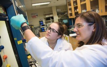 Amelia Fuller works in the lab with Tara Karanik '19.