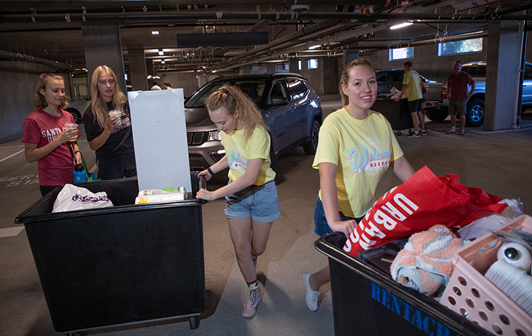 Students load up carts to move into residence halls