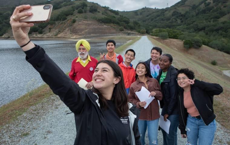 Prof. Sukhmander Singh taking a selfie with 7 students at an outing at Uvas Dam