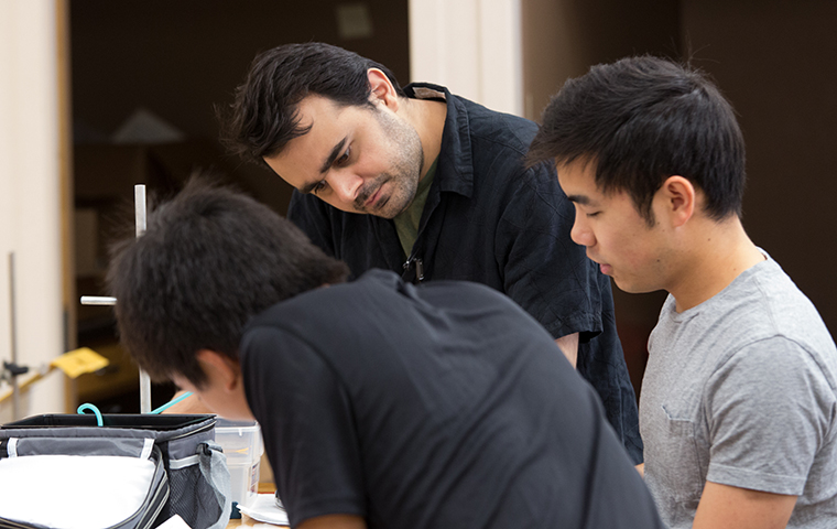 Senior Lab Instructor Omid Ahmadi-Gorgi works with two students