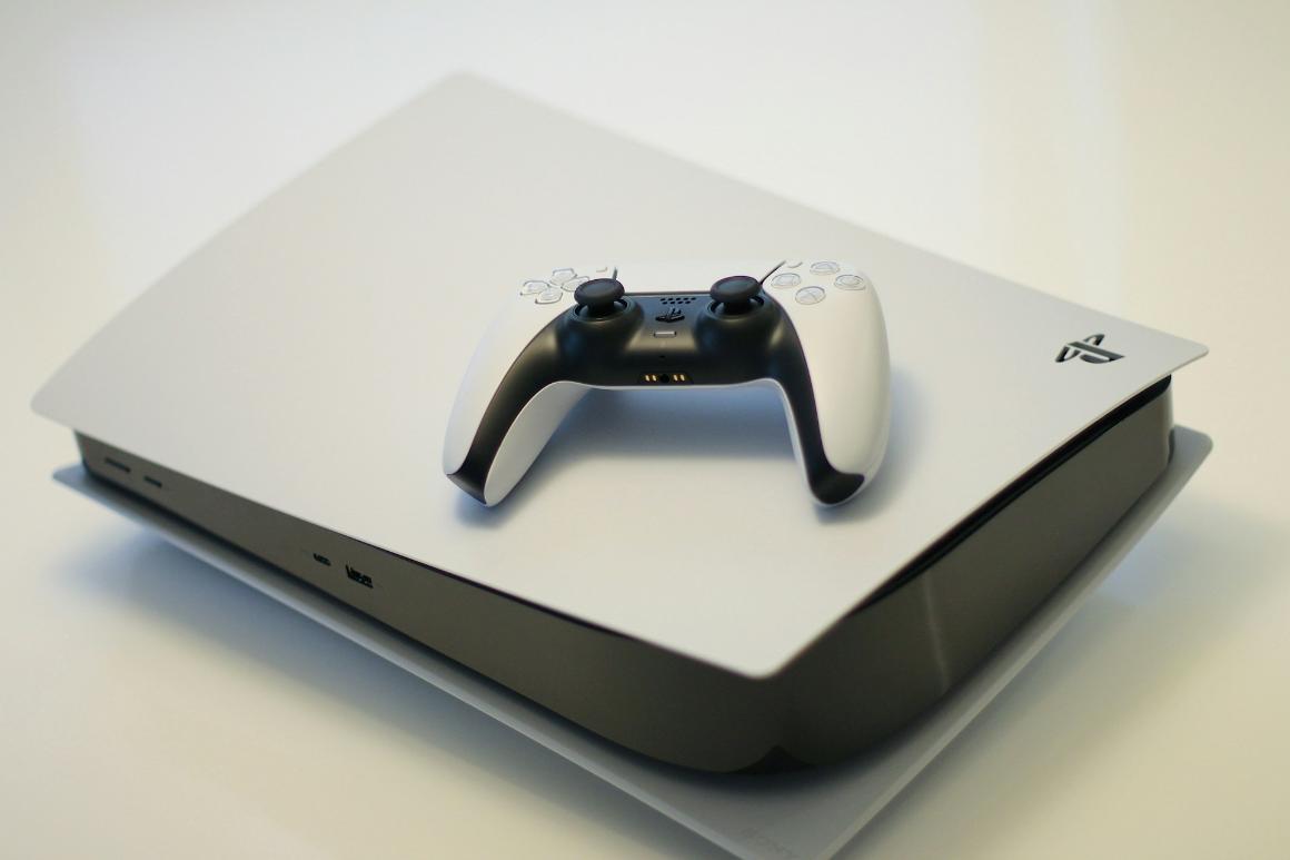 Gaming console and controller