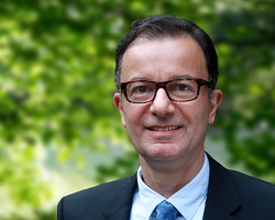 Portrait of a man with glasses.