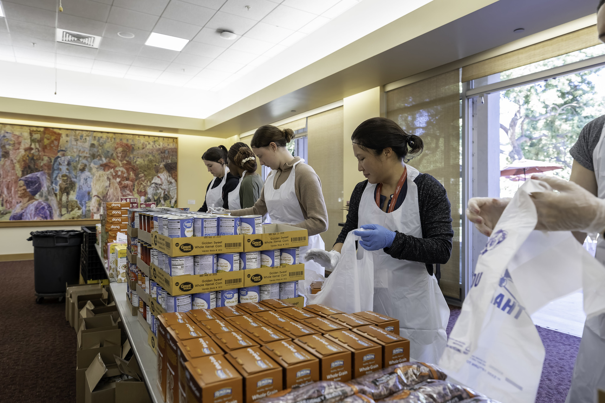 East Bay alumni volunteering at SCU for a food bank