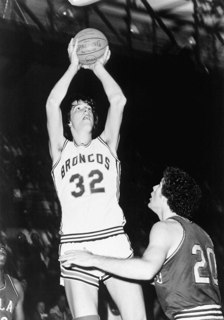 Basketball player in action, wearing a Santa Clara jersey with number 32.