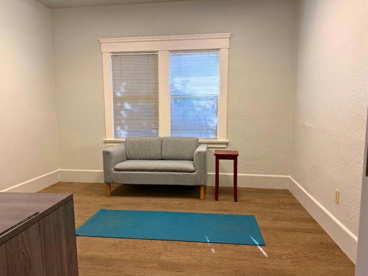 The Quiet Room in the Graduate Student Hub with a yoga mat on the floor 