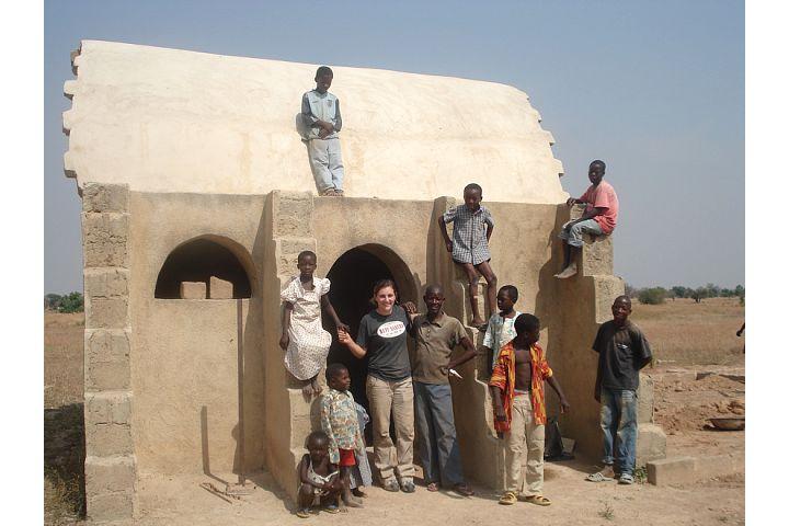 Erica Fieger (Ghana, 2010) in front of school with children.